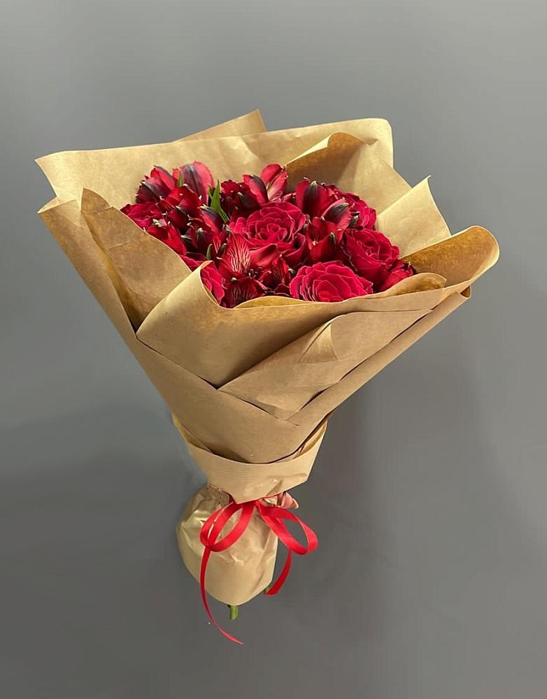 Букет прекрасной женщине в Обшаровка Букет цветов из: Альстромерии и Розы в Обшаровка