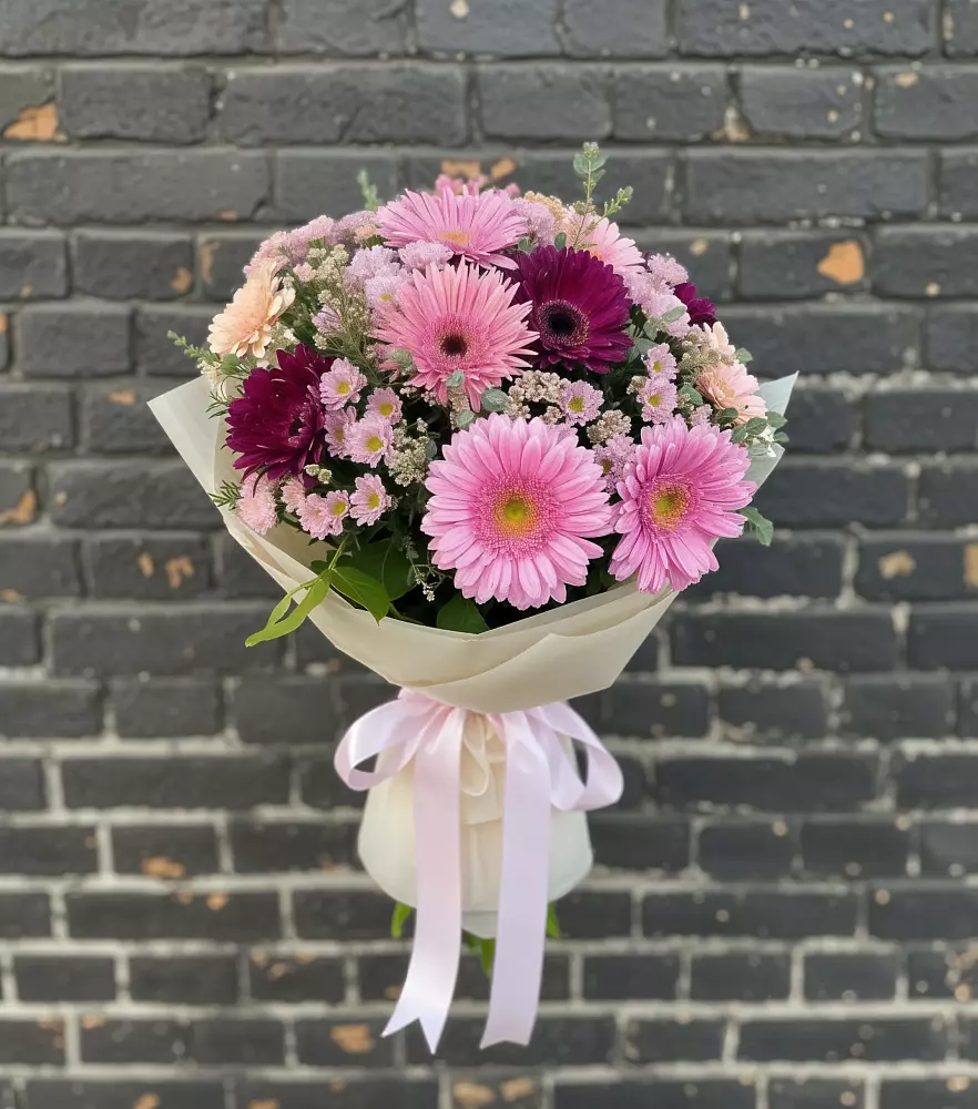 Букет яркие краски в Обшаровка Букет цветов из: Герберы и Хризантемы в Обшаровка